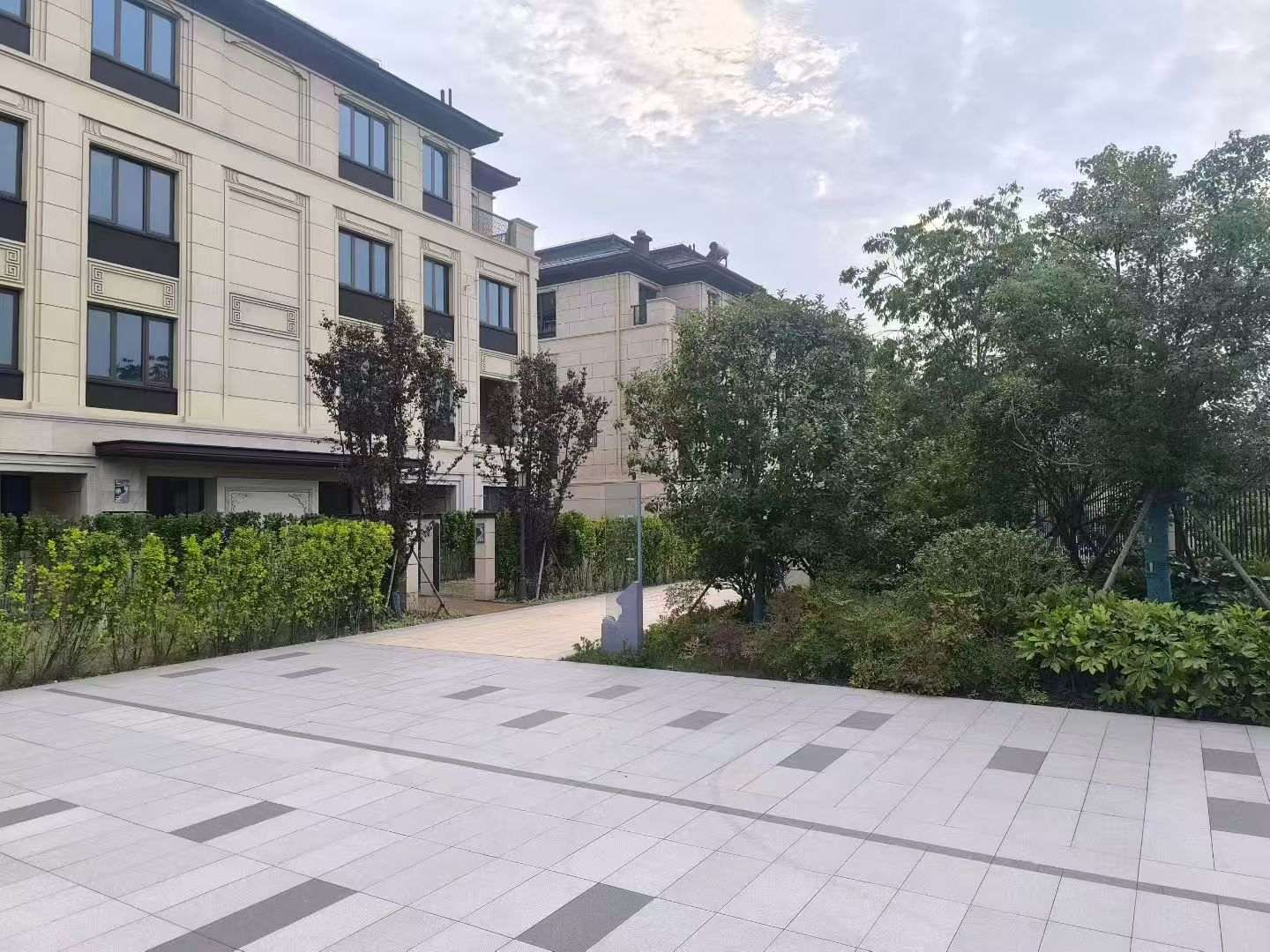 太原 芝麻白与芝麻白搭配铺装，尺寸1200*600