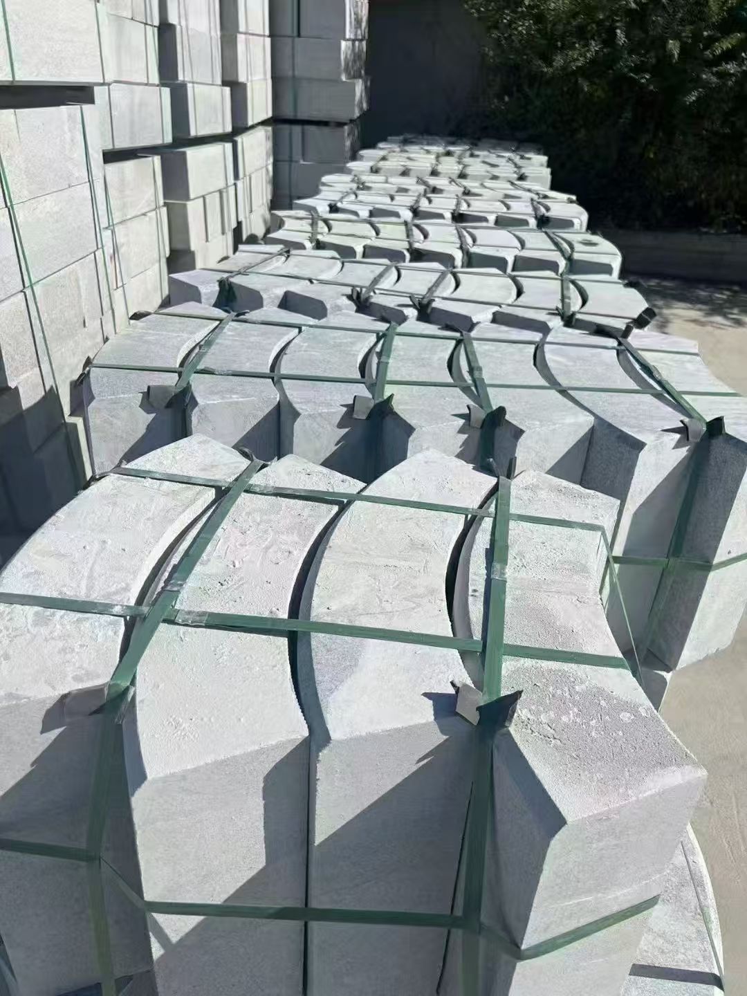 太原 芝麻灰弧形路沿石