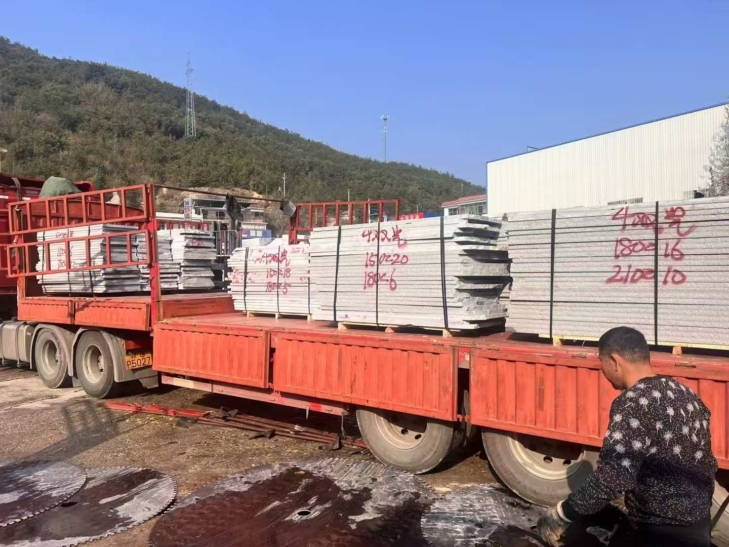 太原 芝麻灰花岗岩光面毛板出货日常