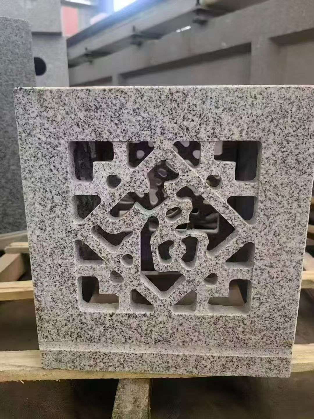 太原 芝麻白花岗岩镂空雕花灯笼